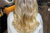 Pelo rubio con color y acabado brillante en Fusion Beauty, Sant Antoni (Barcelona)