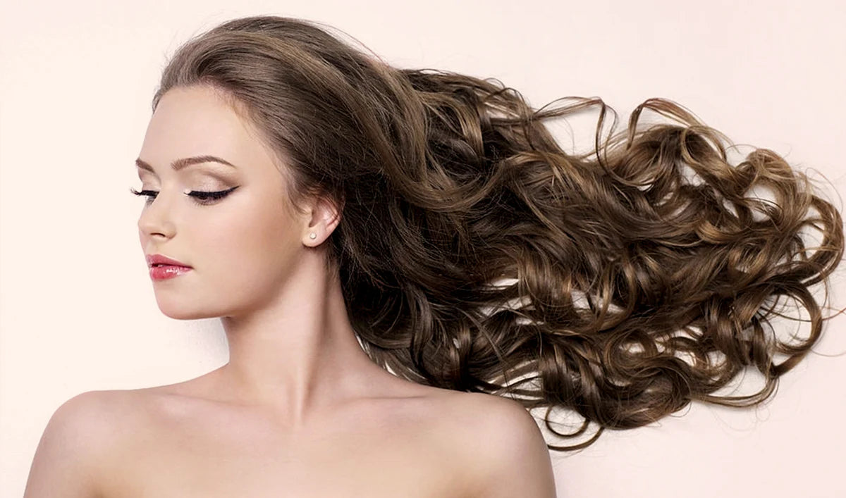 Mujer con melena larga rizada – Fusion Beauty, salón de belleza en Barcelona